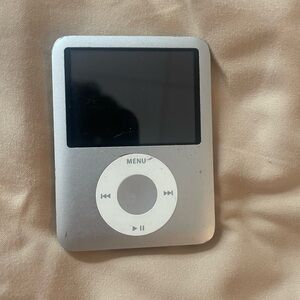 2 iPods (no chargers)